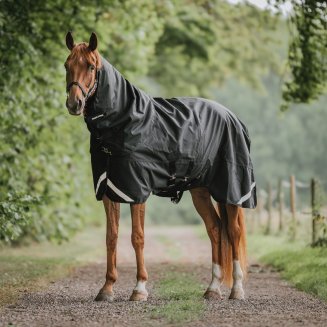 regntacke-hast-svart-avtagbar-hals-0g